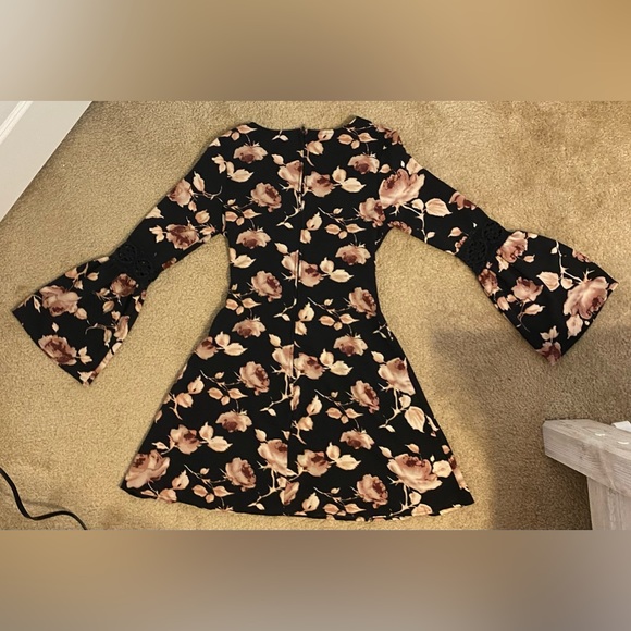 Small, Charlotte Russe, Sleeve Flare, Floral Print, Low V-Neck, Lace Cutout - Picture 2 of 3